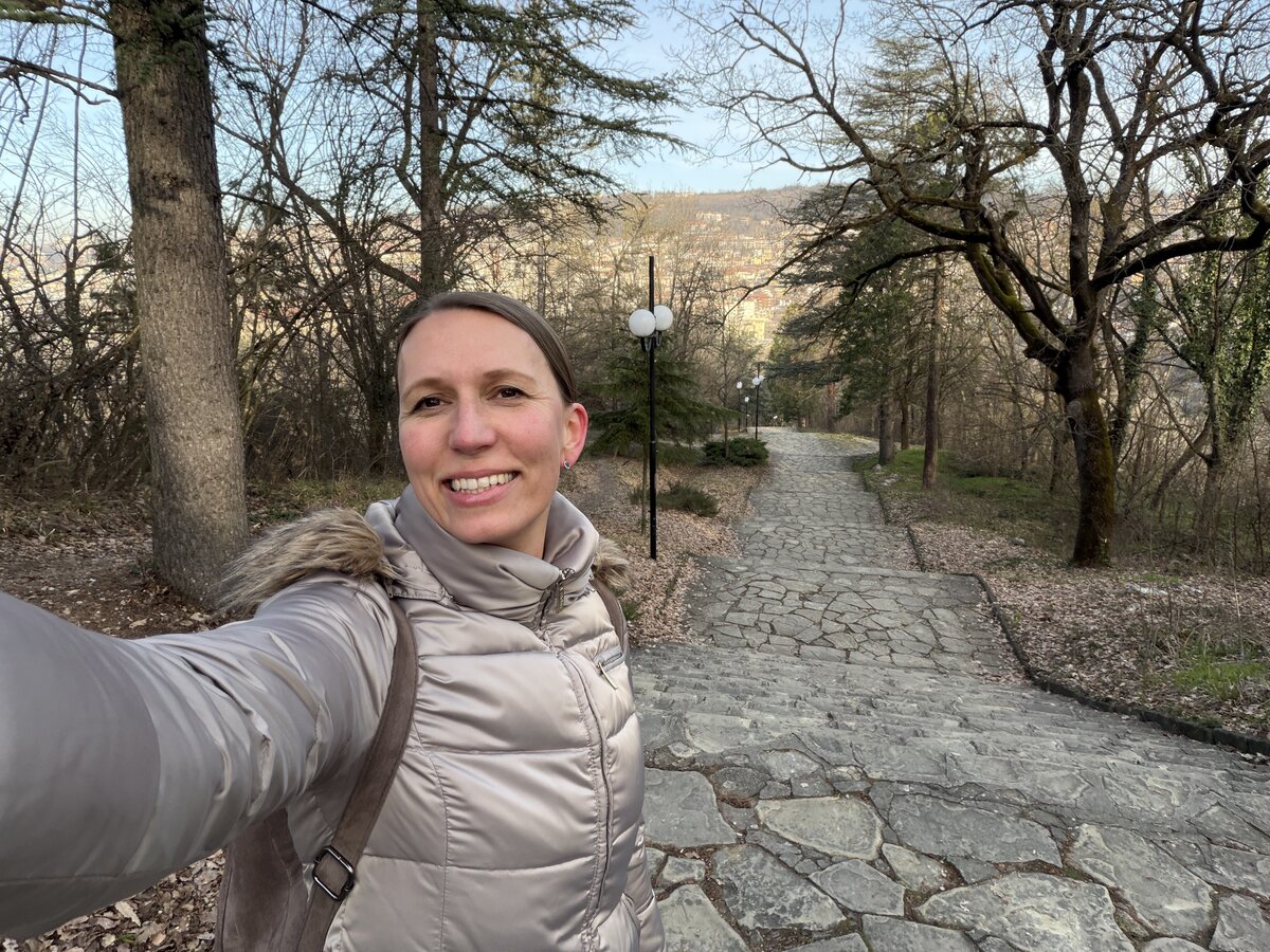 výstup po schodoch do parku a výhľadom na mesto