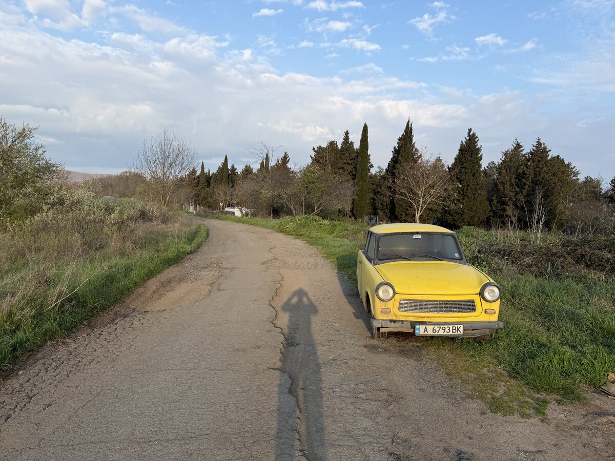 žltý trabant pri mori