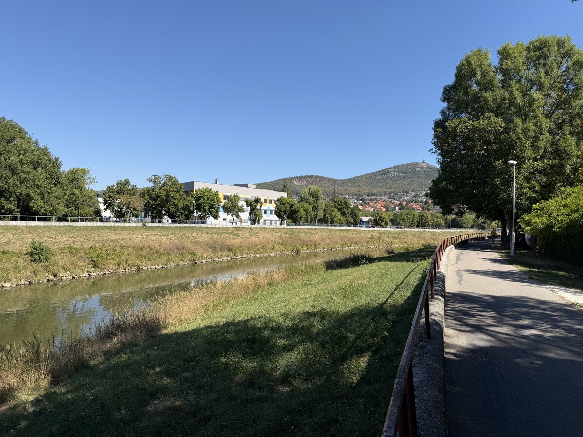 pohľad na rieku Nitra a vrch Zobor